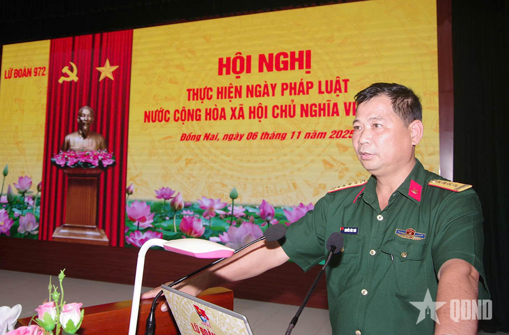 Lữ đoàn 972 phối hợp tuyên truyền pháp luật giao thông